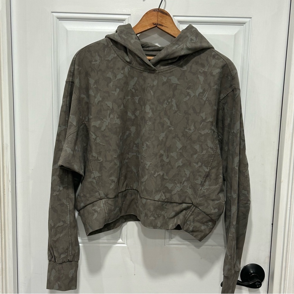 Athleta Farallon Printed Sweatshirt Womens Small Stratum Camo Laurel Olive Green - Picture 2 of 6
